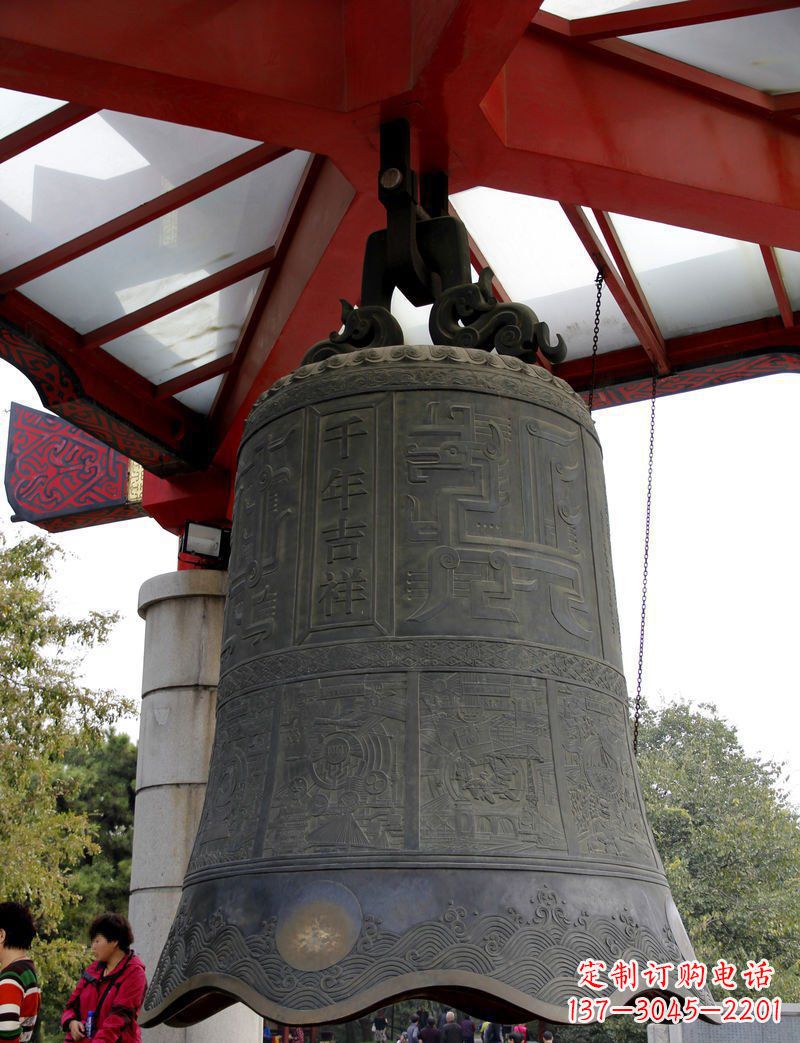 绵阳广场千年吉祥铜钟雕塑