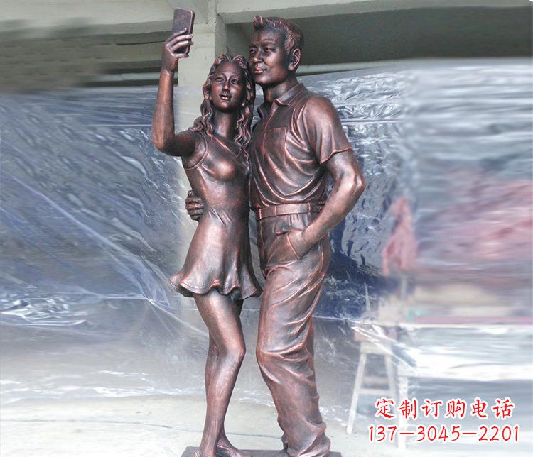 绵阳广场铜雕情侣拍照人物雕塑