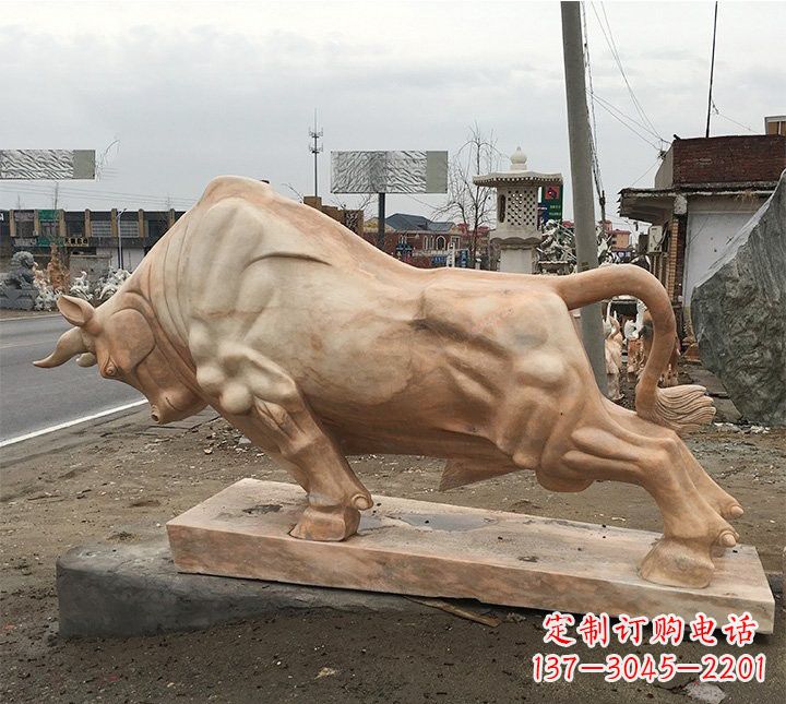 绵阳象征力量的广场晚霞红牛雕塑