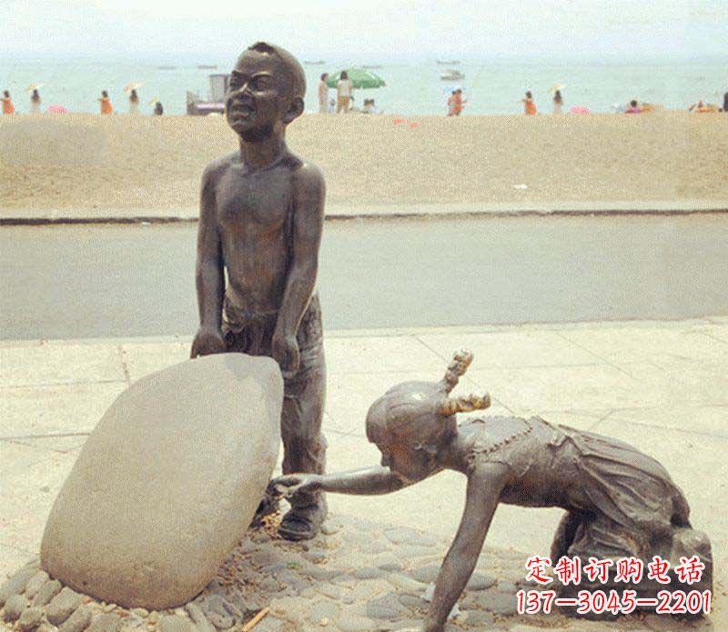 绵阳海边抬石头的小孩景观铜雕