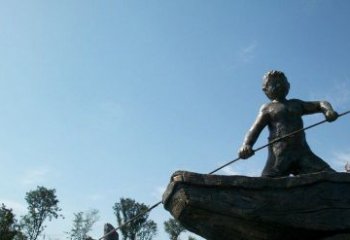 绵阳男孩撑船铜雕，营造童趣氛围