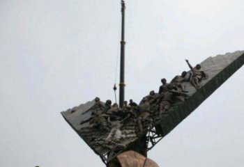 绵阳充满激情的足球队人物铜雕