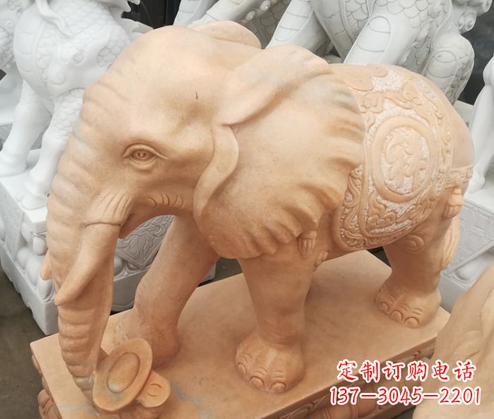 绵阳晚霞红门口石雕大象,美景祝福福气