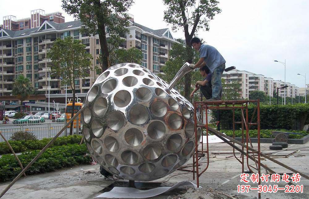 绵阳精心打造的街边苹果雕塑