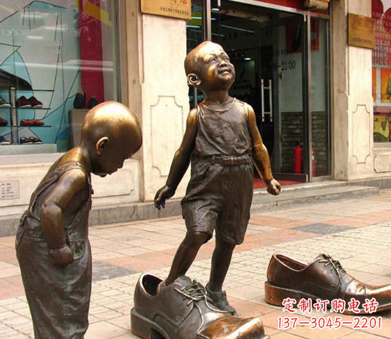 绵阳街边穿大鞋的小孩铜雕