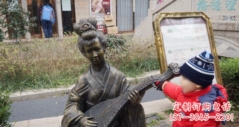 绵阳街边弹琵琶的古代美女人物景观铜雕