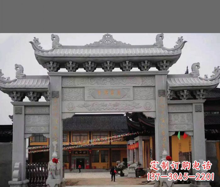 绵阳街边道路三门石牌坊