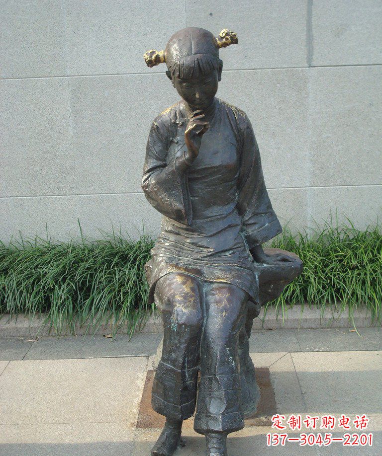 绵阳街边低头思考的女孩景观铜雕