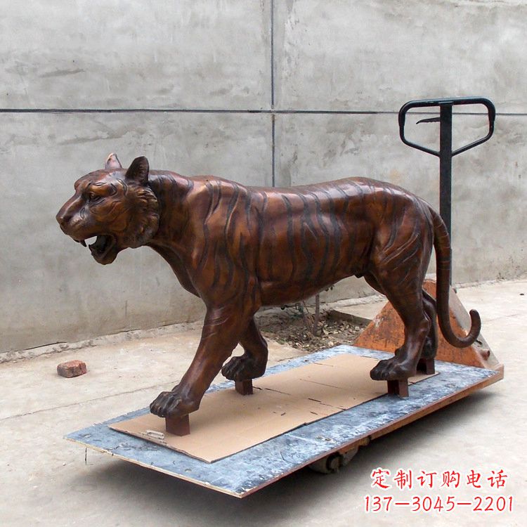 绵阳活力四射的老虎铜雕塑