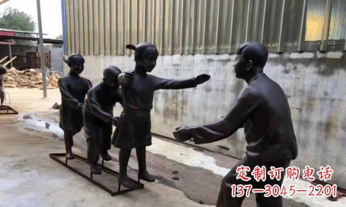 绵阳华中领雕塑出品——老鹰捉小鸡铜雕