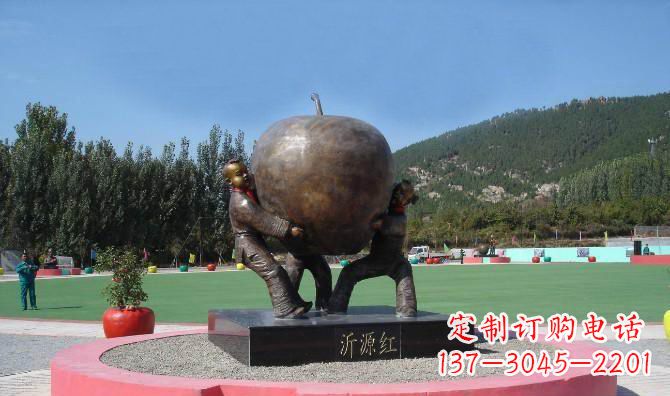 绵阳苹果融入两岁小孩的生活——公园铜雕