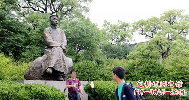 绵阳鲁迅公园人物铜雕