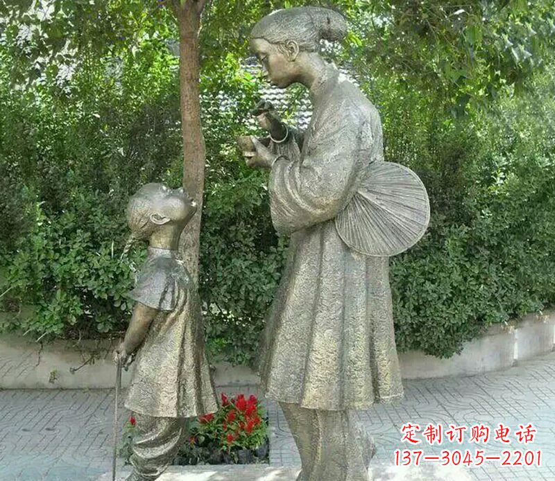 绵阳母亲喂饭公园人物铜雕