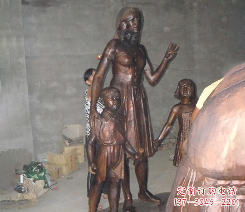 绵阳母亲与孩子合影公园人物铜雕