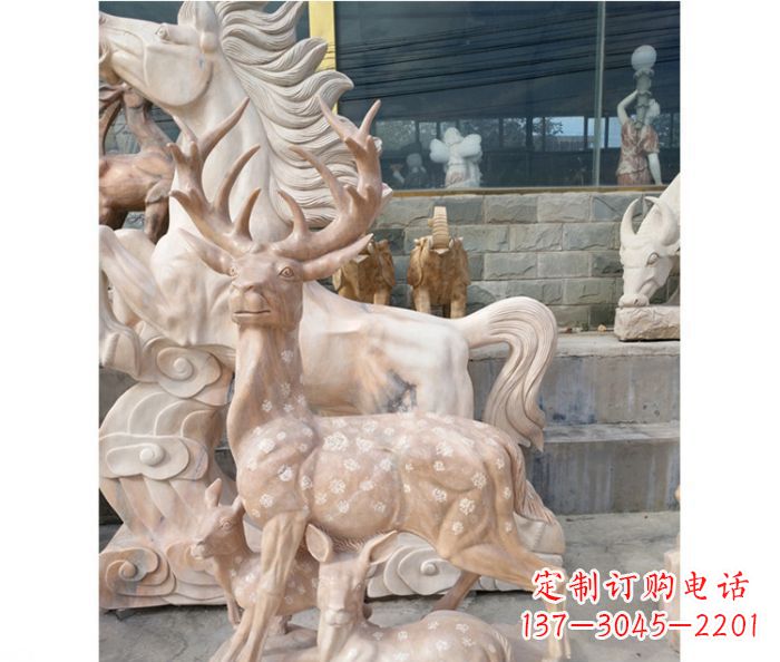 绵阳展现自然风采的梅花鹿石雕