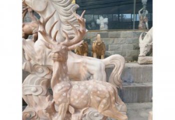 绵阳展现自然风采的梅花鹿石雕