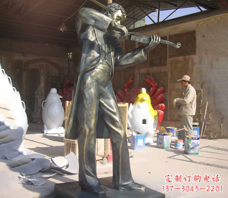绵阳男人演奏小提琴人物景观铜雕