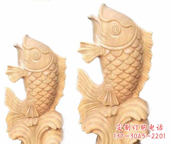 绵阳晚霞红石喷水鲤鱼雕塑,灵动悠扬