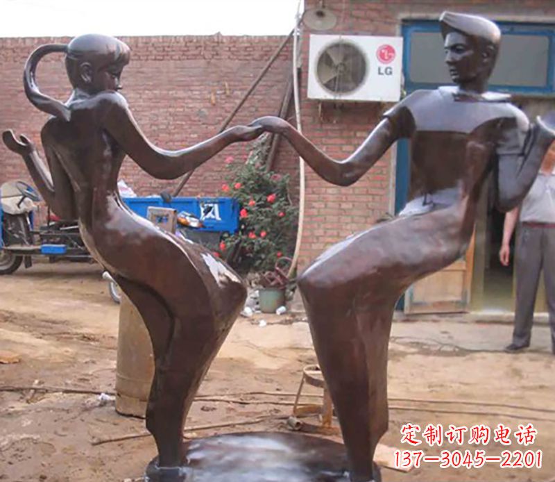 绵阳时尚多彩的情侣雕塑