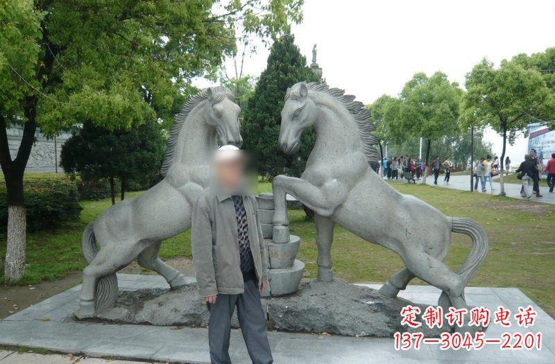 绵阳以马为主题的石雕艺术品