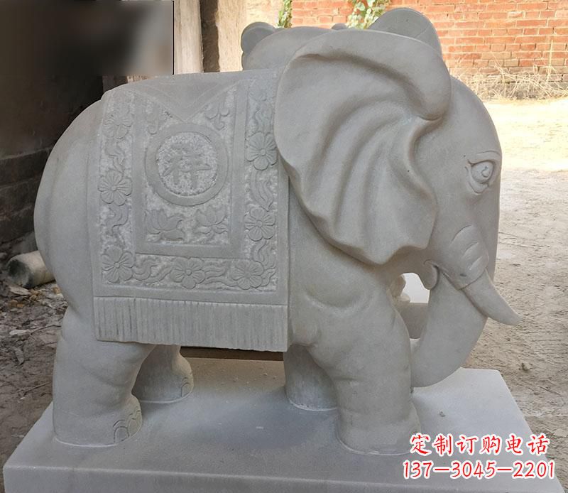绵阳风格多样的大象雕塑