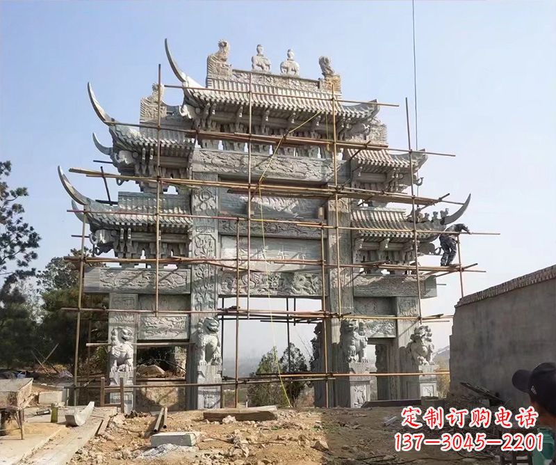 绵阳石牌坊外东侧的龙凤雕塑