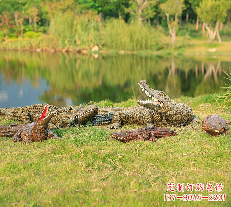绵阳树脂鳄鱼仿真动物雕塑,公园水池草丛动物摆件