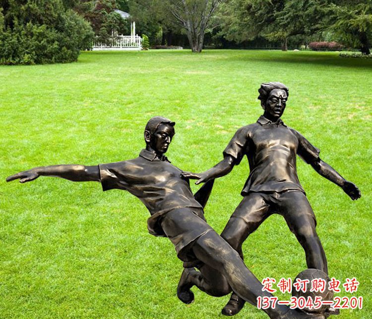 绵阳踢足球的人物铜雕