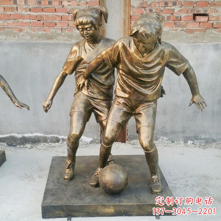绵阳踢足球的小女孩雕塑
