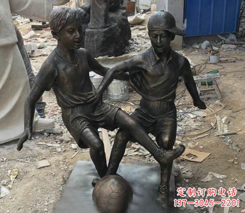 绵阳踢足球公园人物铜雕