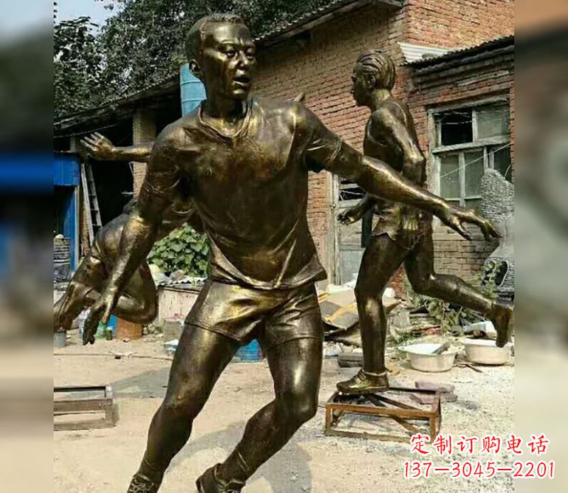 绵阳踢足球广场人物铜雕
