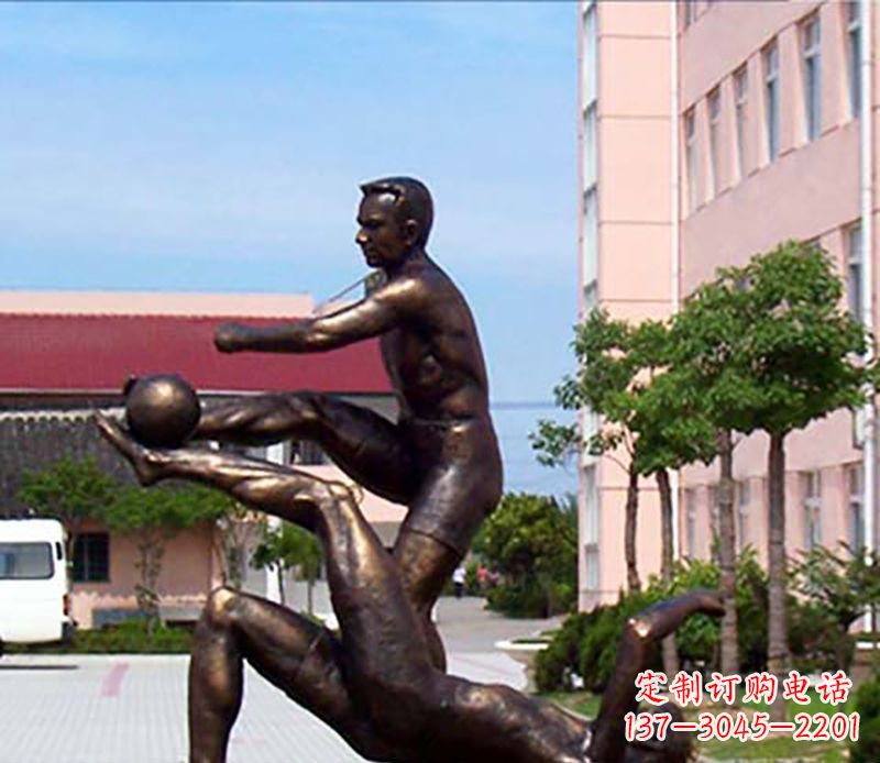 绵阳踢足球人物广场小品铜雕