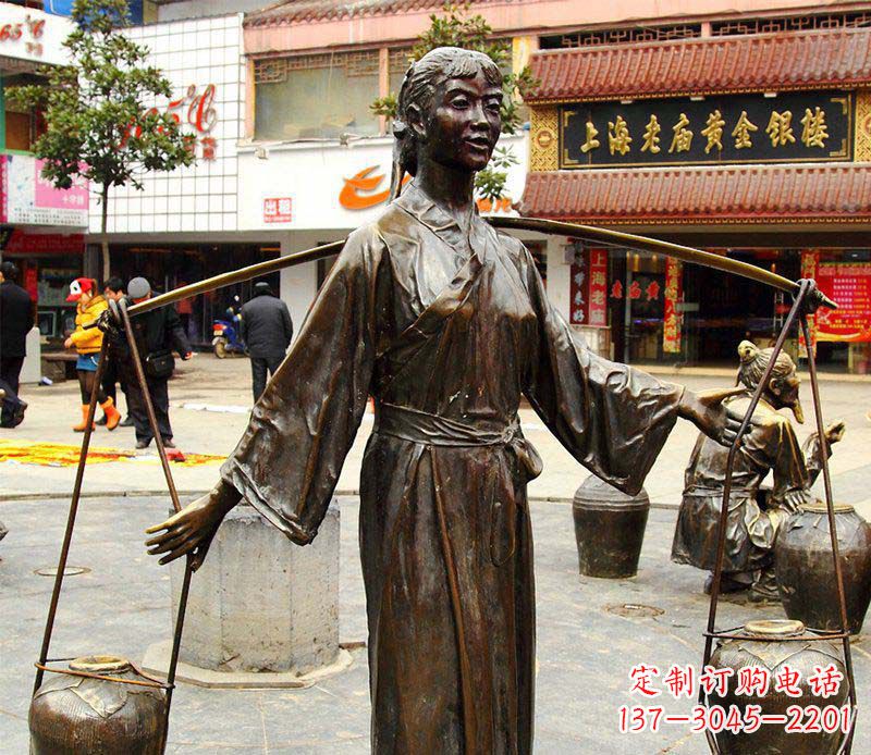 绵阳挑着罐子的古代女人铜雕