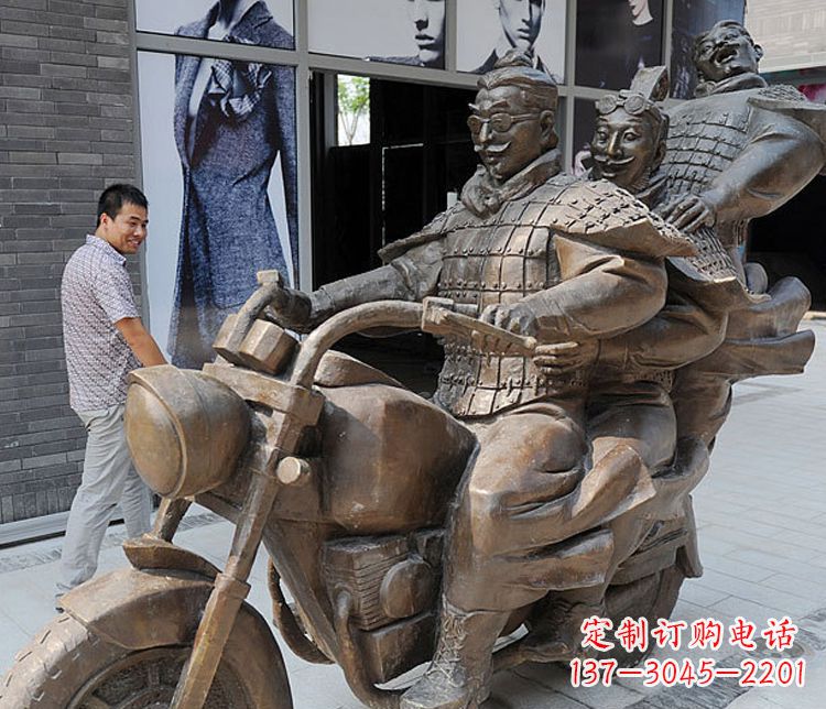 绵阳铜雕街头骑摩托人物雕塑
