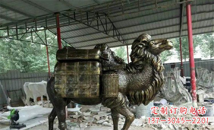 绵阳拖行李的骆驼动物铜雕 (2)