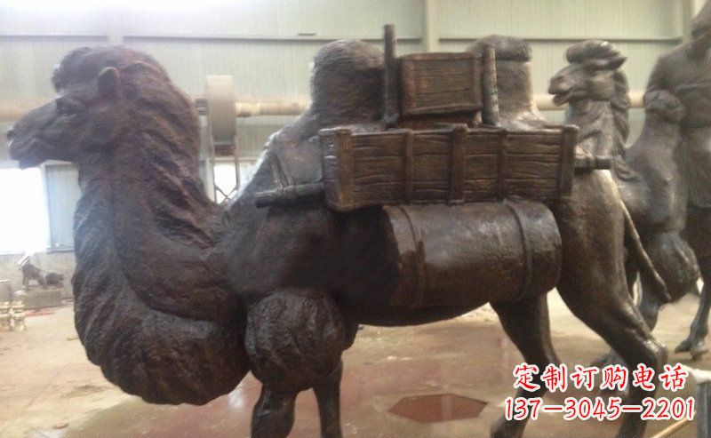 绵阳驮着东西的骆驼公园动物铜雕