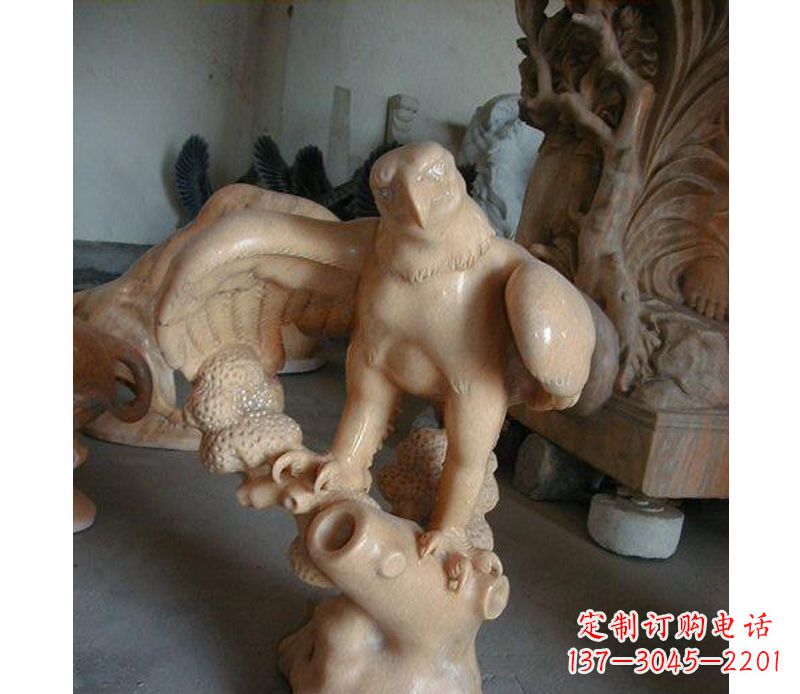 绵阳晚霞红老鹰石雕