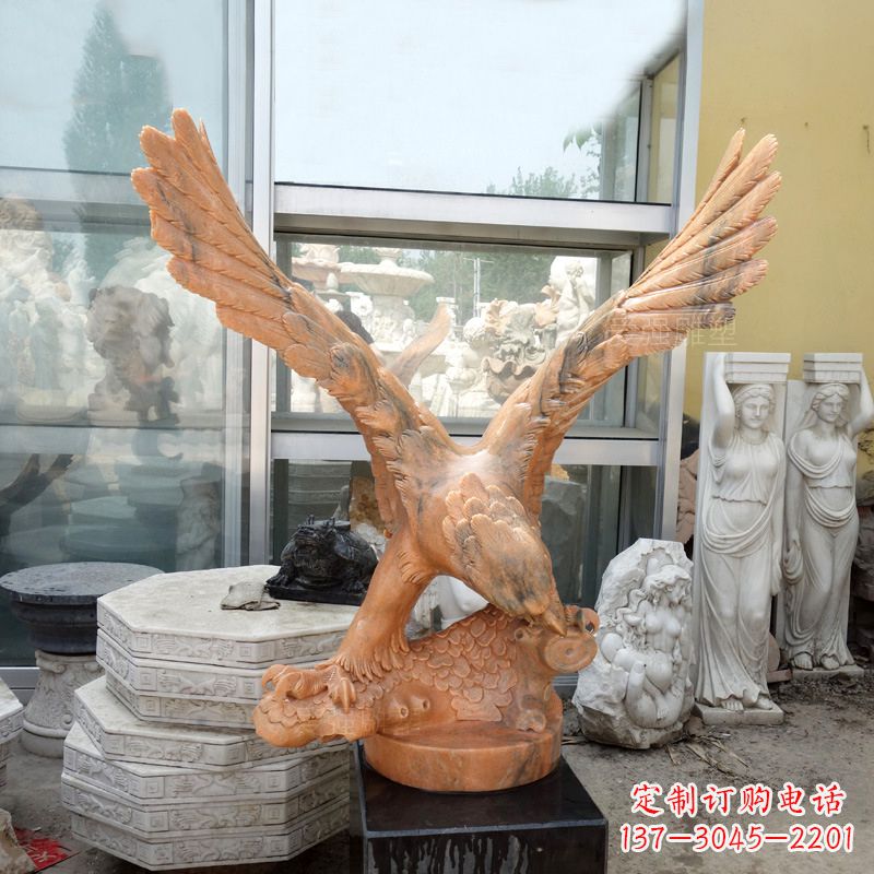绵阳晚霞红老鹰石雕塑