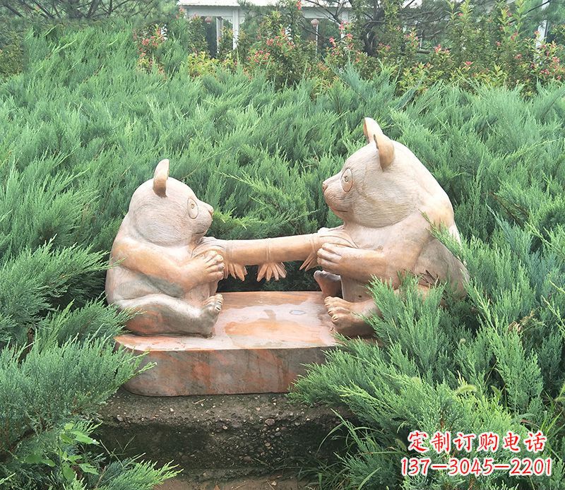 绵阳晚霞红熊猫母子石雕