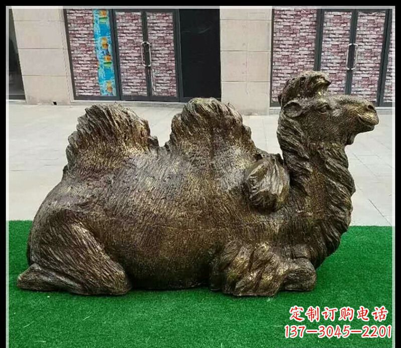 绵阳卧在草地的骆驼铜雕