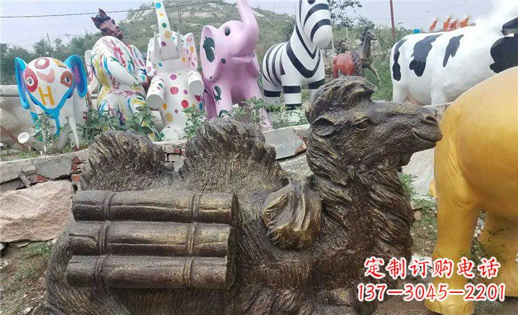 绵阳卧着的骆驼动物铜雕 (2)