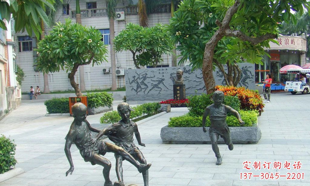 绵阳小孩踢足球铜雕