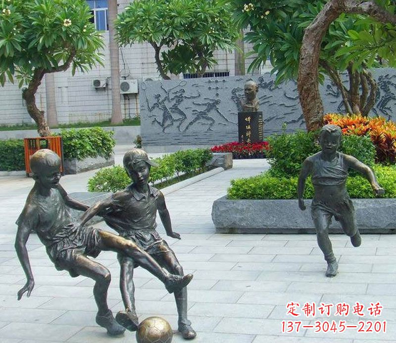 绵阳小孩踢足球公园景观铜雕