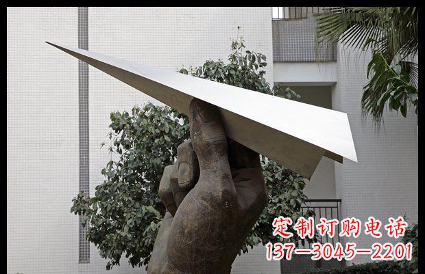 绵阳小区不锈钢手拿纸飞机雕塑