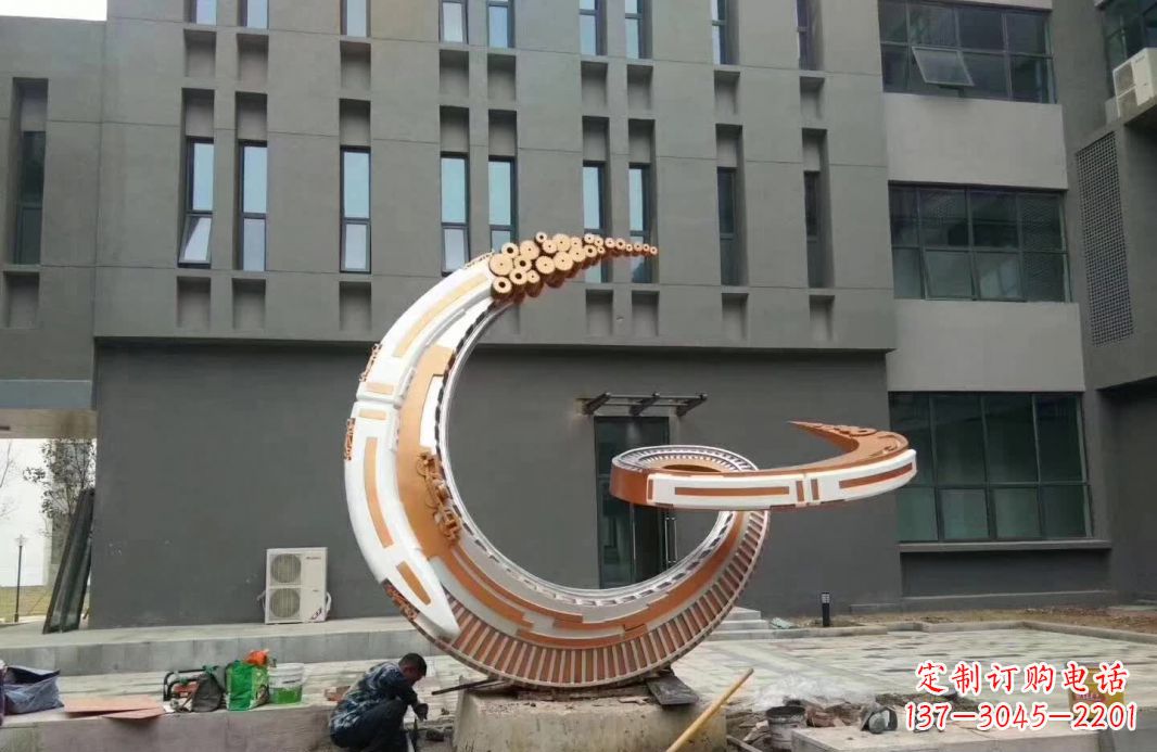绵阳小区抽象不锈钢月亮雕塑