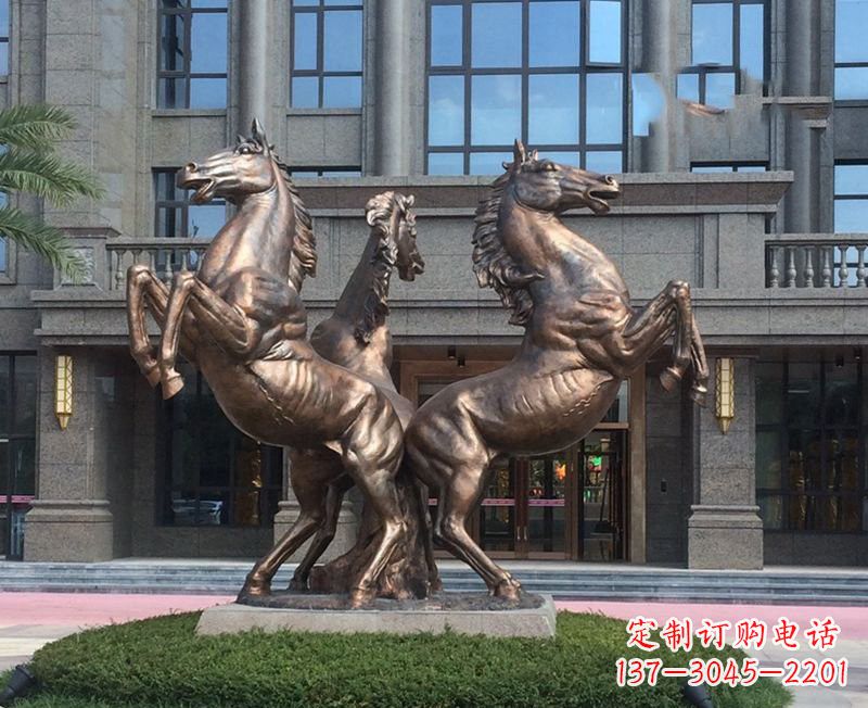 绵阳小区立马铜雕