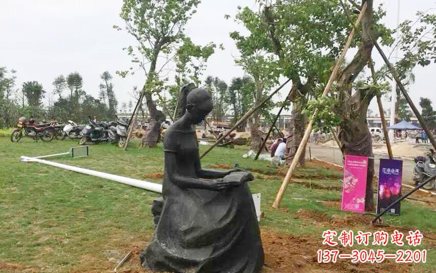 绵阳校园看书女孩雕塑