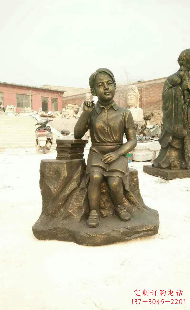 绵阳校园看书思考的学生铜雕