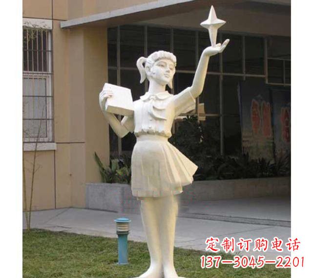 绵阳校园拿书本的小学生石雕