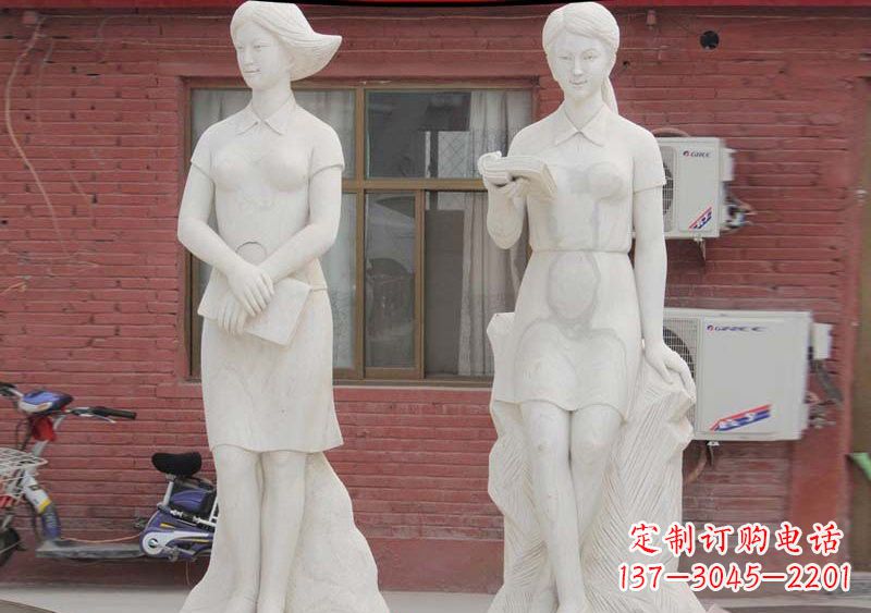 绵阳校园拿书本的学生石雕